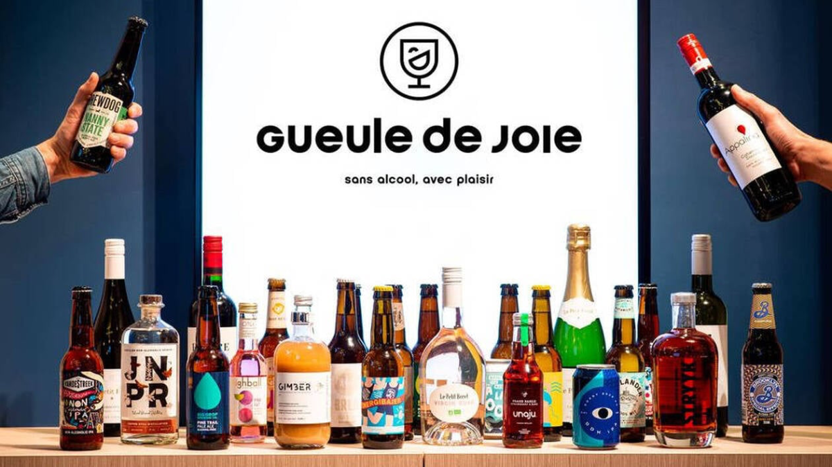 Nombreux bouteilles sans alcool alignées devant le logo Gueule de Joie.