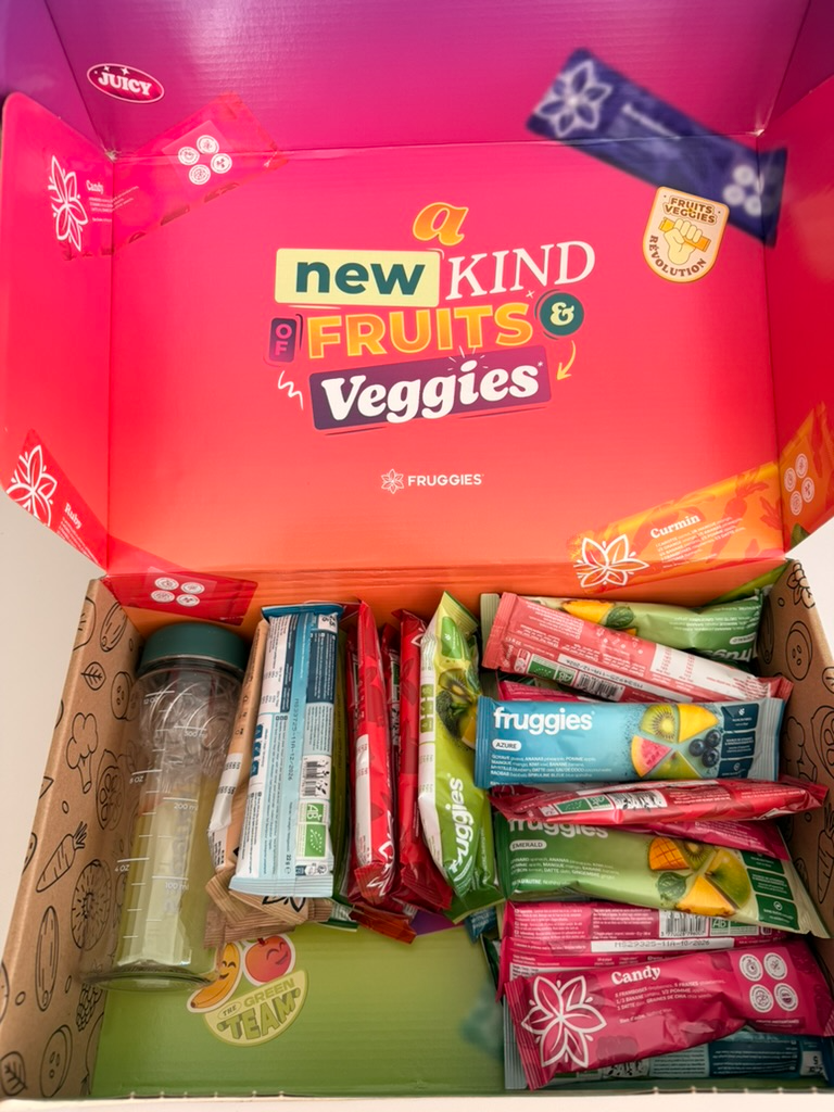 La jolie boîte colorée Fruggies et son shaker en plastique. 