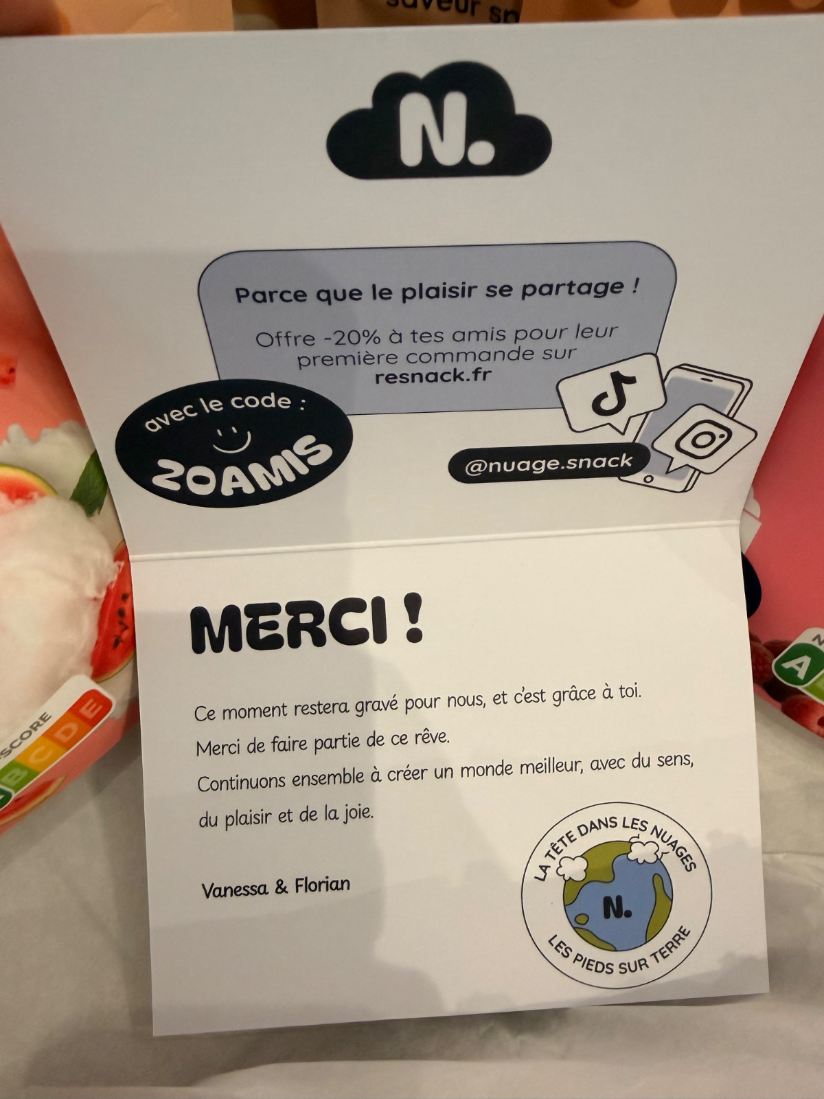 Carte de remerciement avec texte et logo de Nuage, fond coloré.