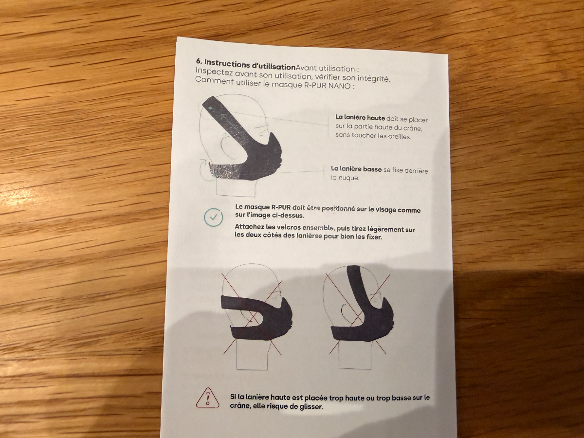 Instructions d'utilisation pour le masque R-PUR Nano sur fond bois.