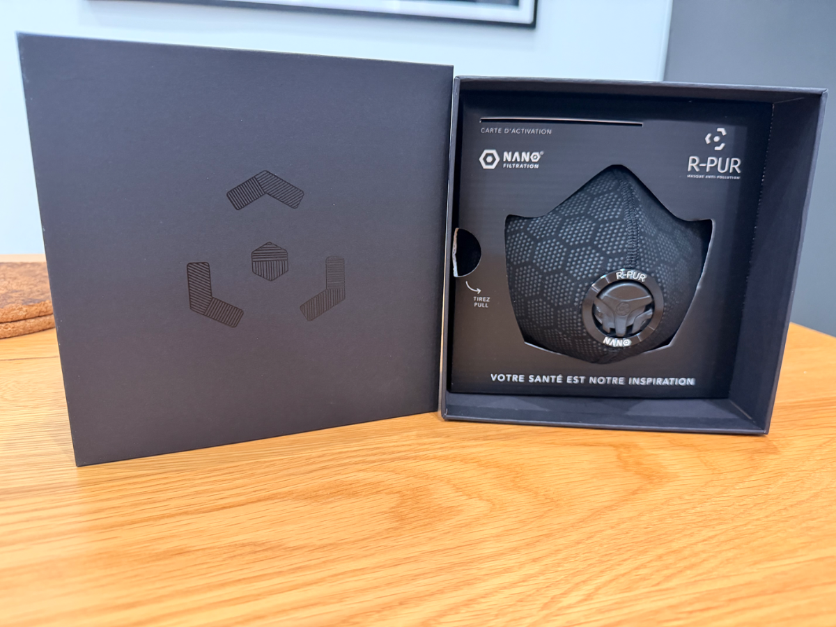 Masque de protection R-PUR dans un emballage noir, avec inscription et logo visibles.