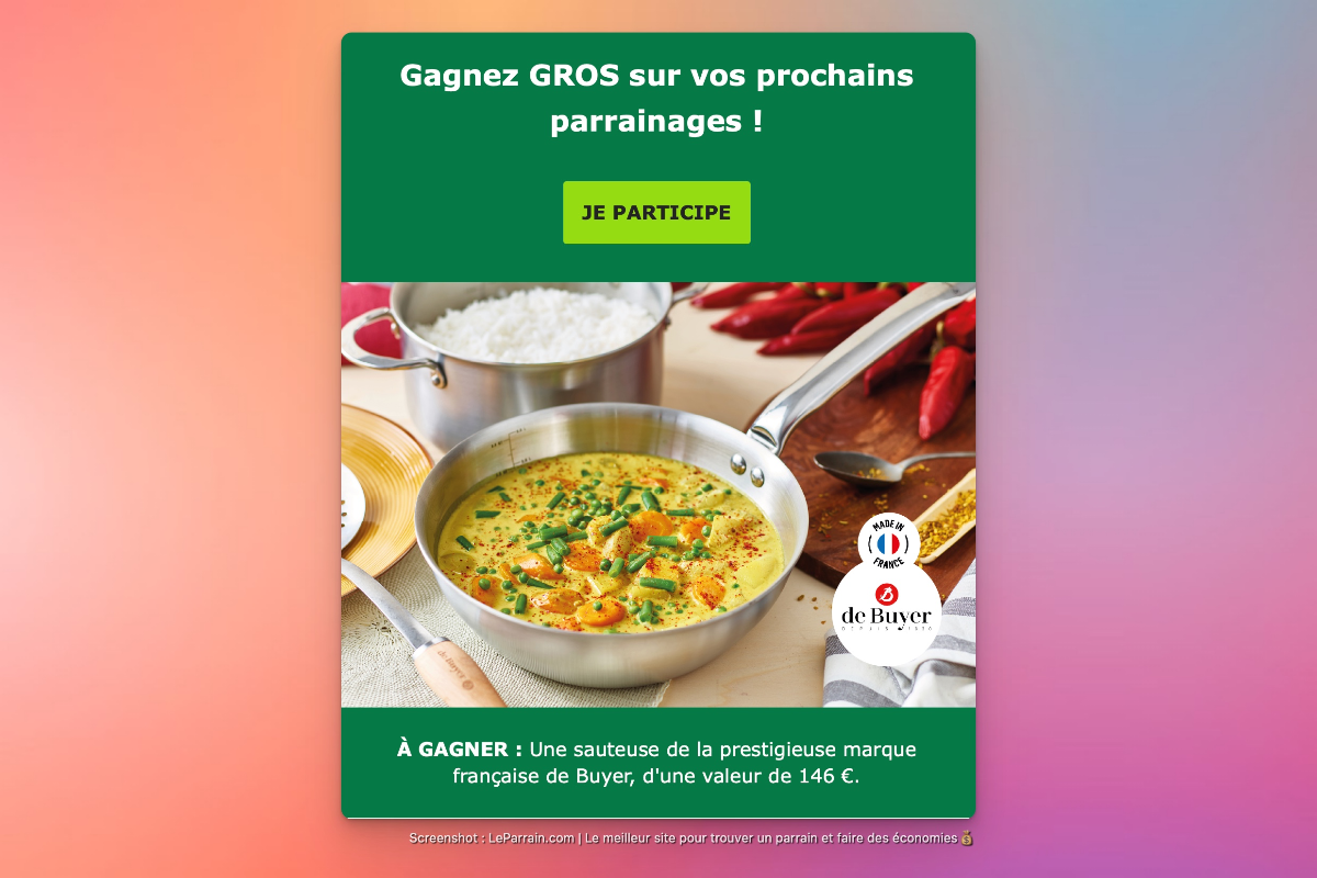 Plat de curry avec crevettes et légumes, bol de riz à côté. Fonds colorés.