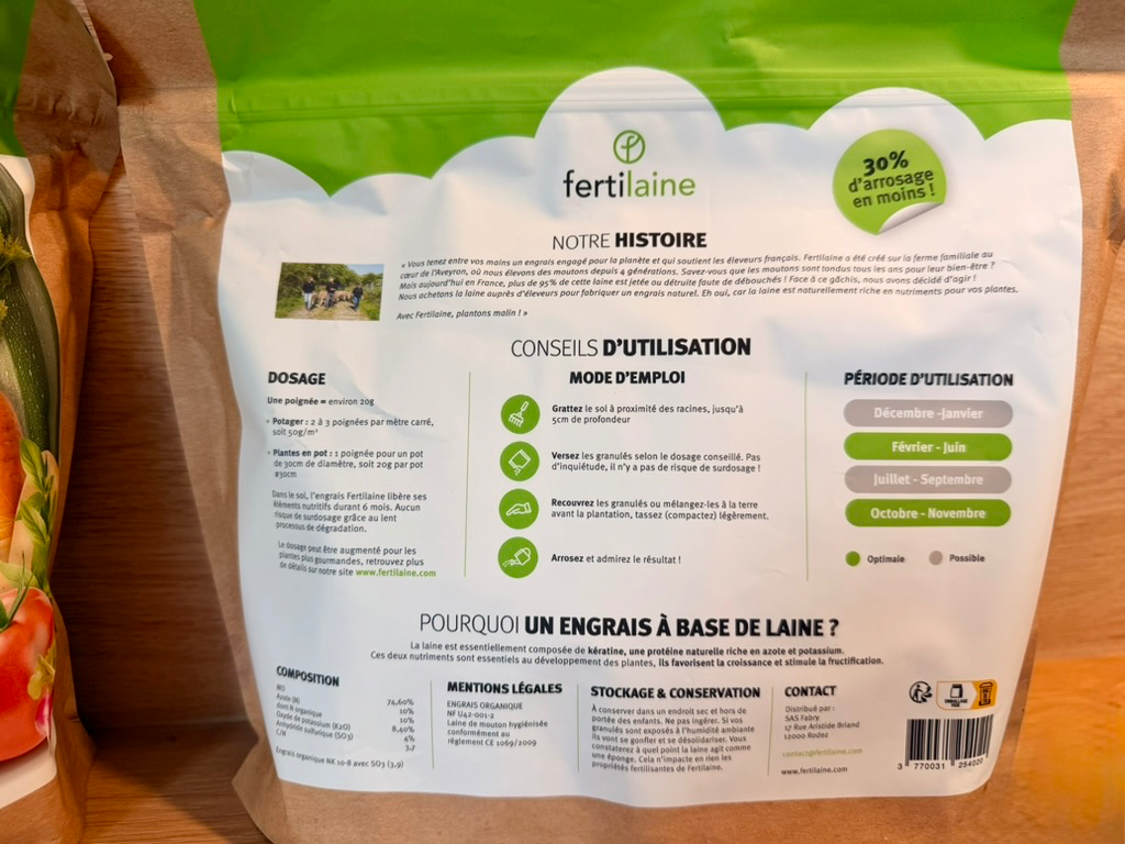 Sac d'engrais à base de laine avec instructions d'utilisation et dosage.