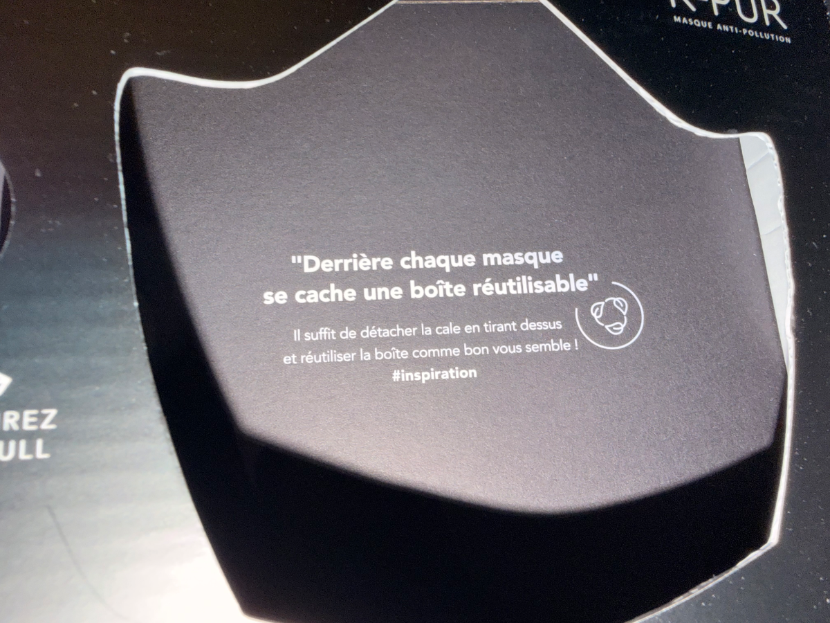 Texte explicatif sur l'utilisation d'un masque anti-pollution et sa boîte réutilisable.