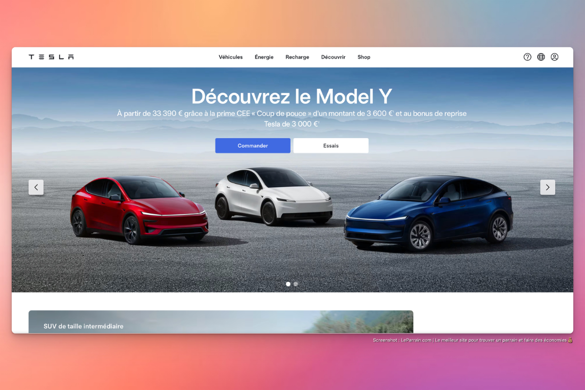 Trois modèles de Tesla Model Y sur fond de paysage dégagé avec un coucher de soleil.