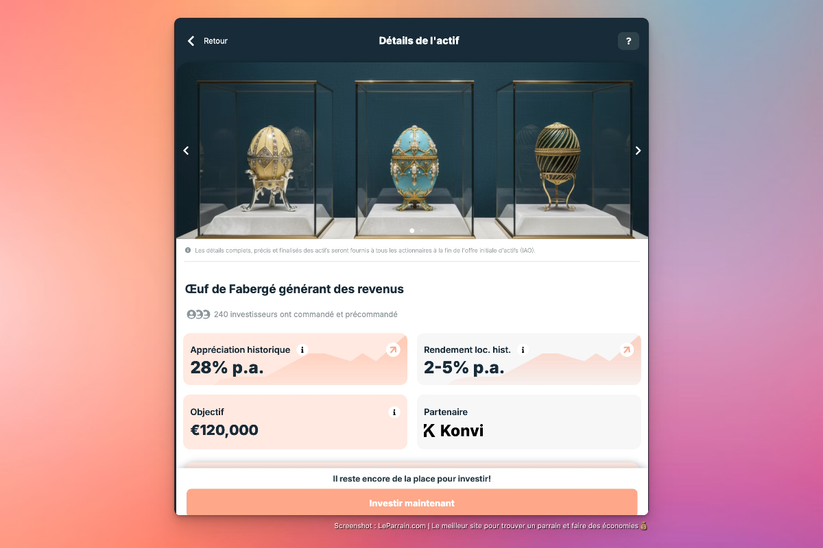 Trois œufs de Fabergé exposés dans des vitrines sur fond bleu.