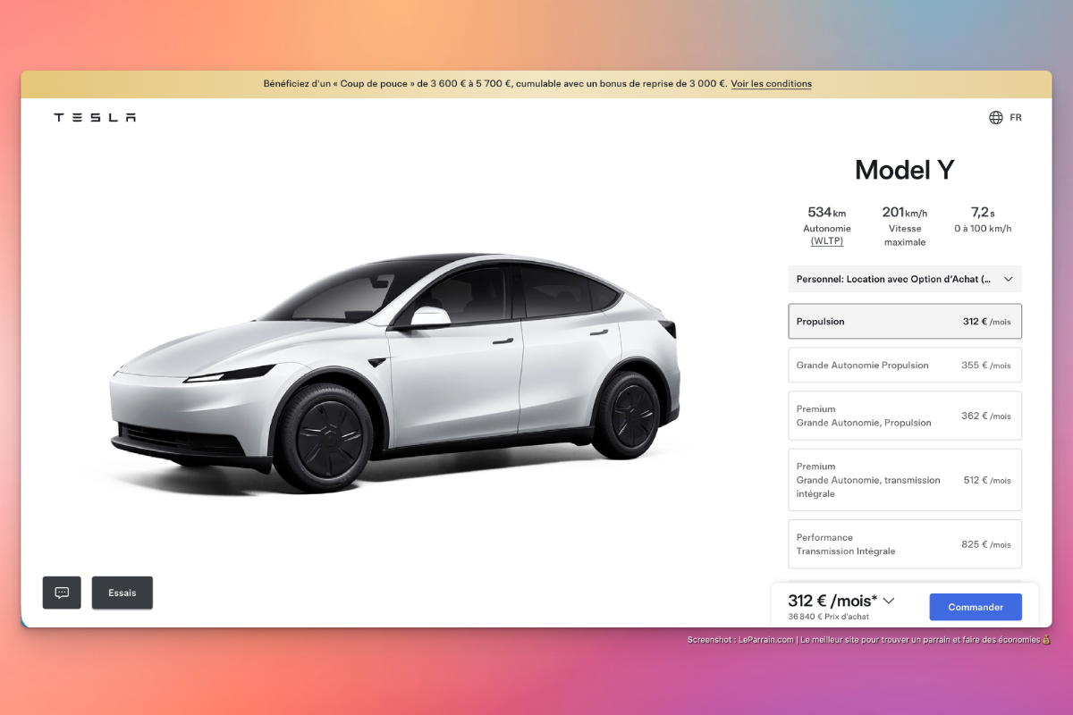 Voiture électrique Tesla Model Y blanche vue de côté avec des roues noires.