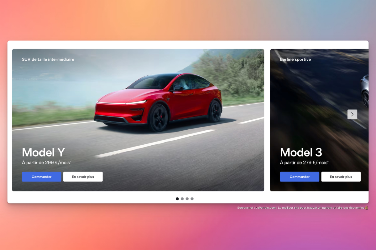 Voiture rouge Model Y roulant sur route côtière avec texte promotionnel à gauche.